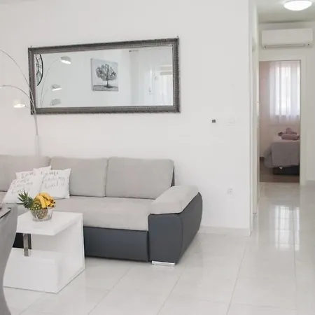 With Parking Space - 22015 Traù