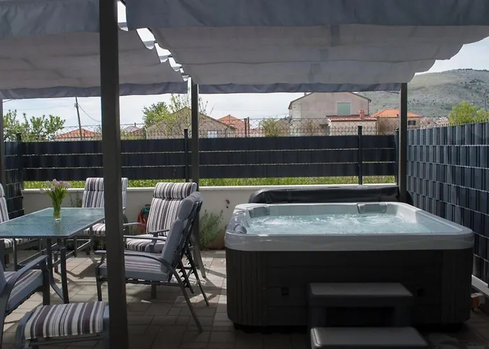 With Parking Space - 22015 特罗吉尔