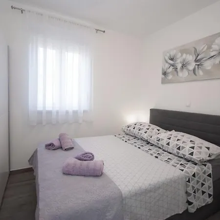 Apartment With Hot Tub - 22015 Trogir