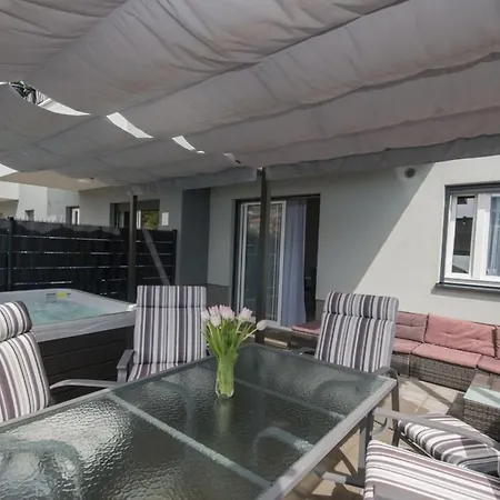 Apartment With Hot Tub - 22015