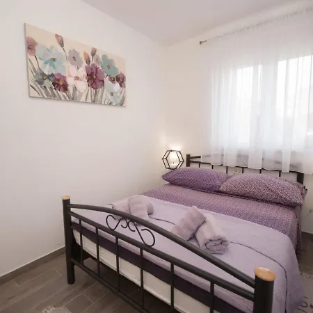 Apartment With Hot Tub - 22015 *