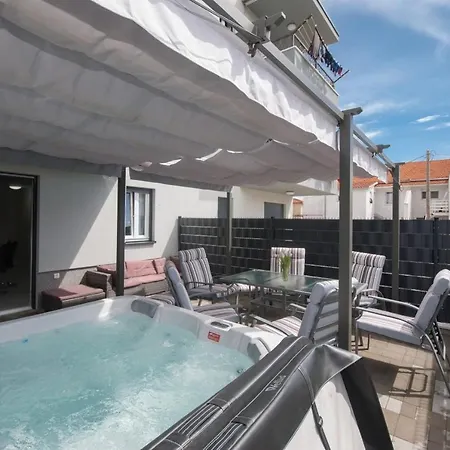 Apartments With Hot Tub Trogir - 22015 *
