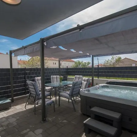Apartment With Hot Tub - 22015 Trogir