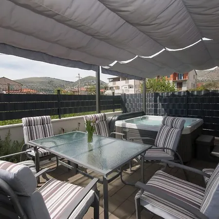 Apartment With Hot Tub - 22015 *