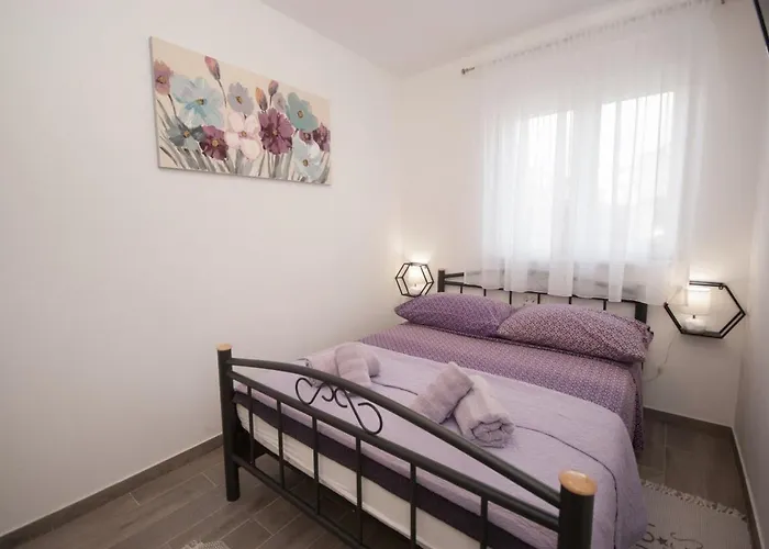 Apartman With Parking Space - 22015 *