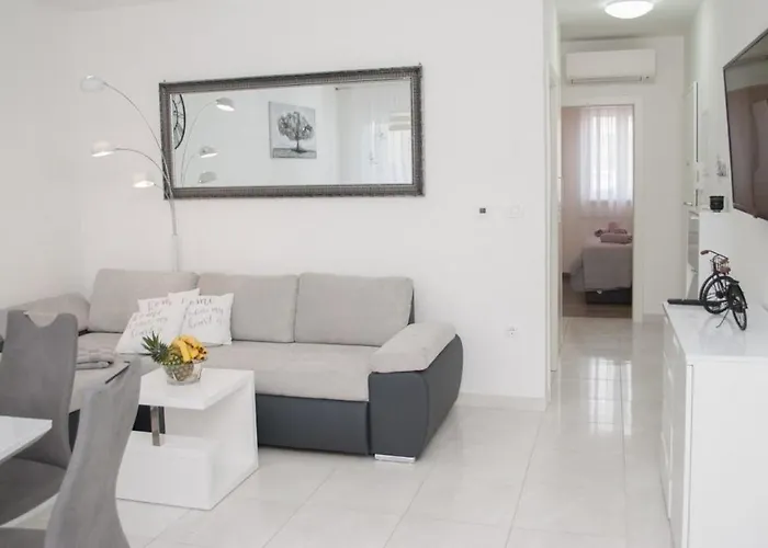 With Parking Space - 22015 Trogir