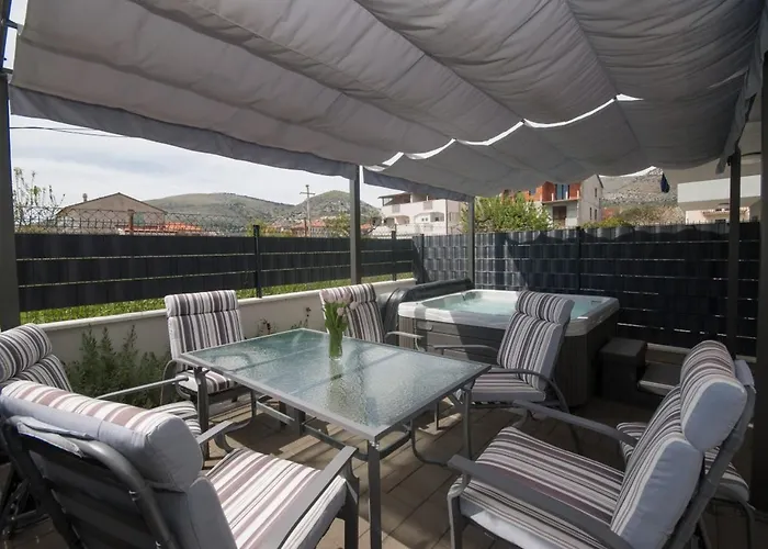 Apartman With Parking Space - 22015 *